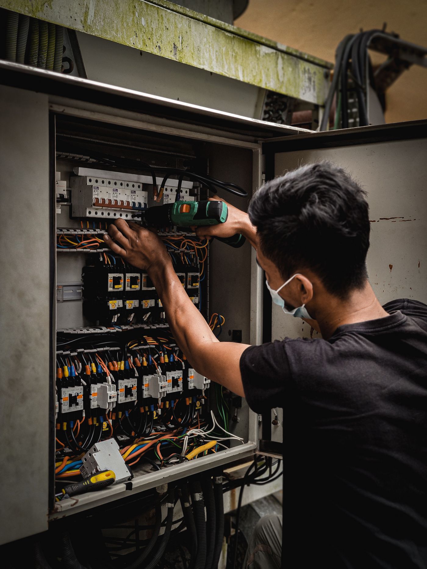 水電師傅檢測住宅配電箱